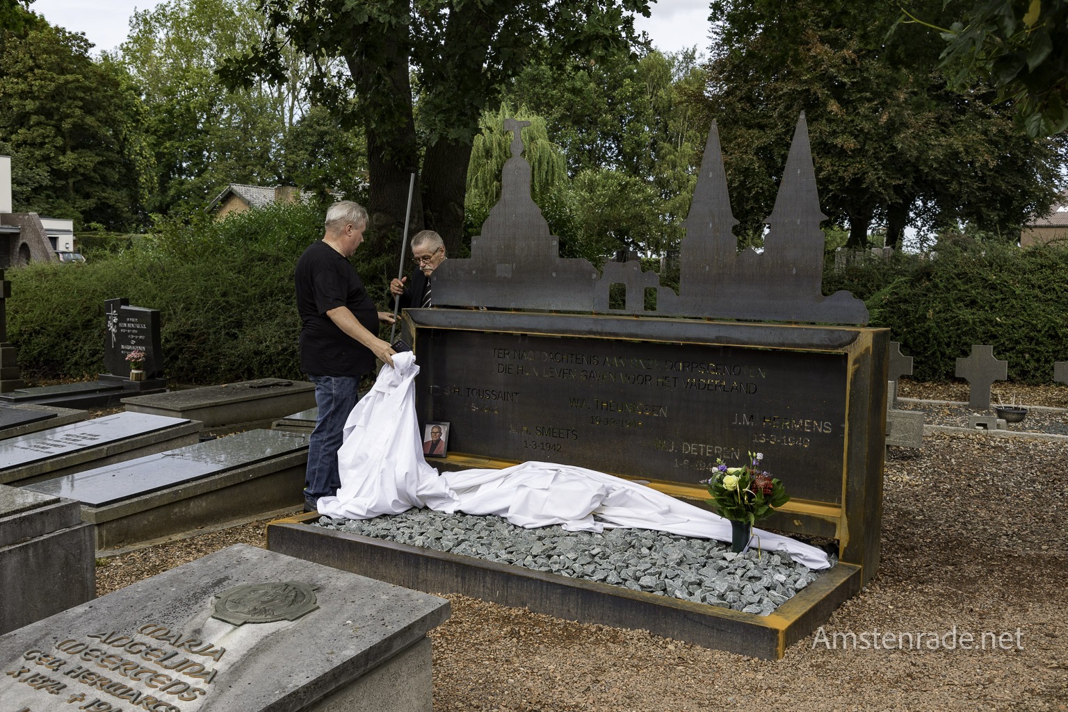 Onthulling oorlogsmonument op kerkhof in Amstenrade